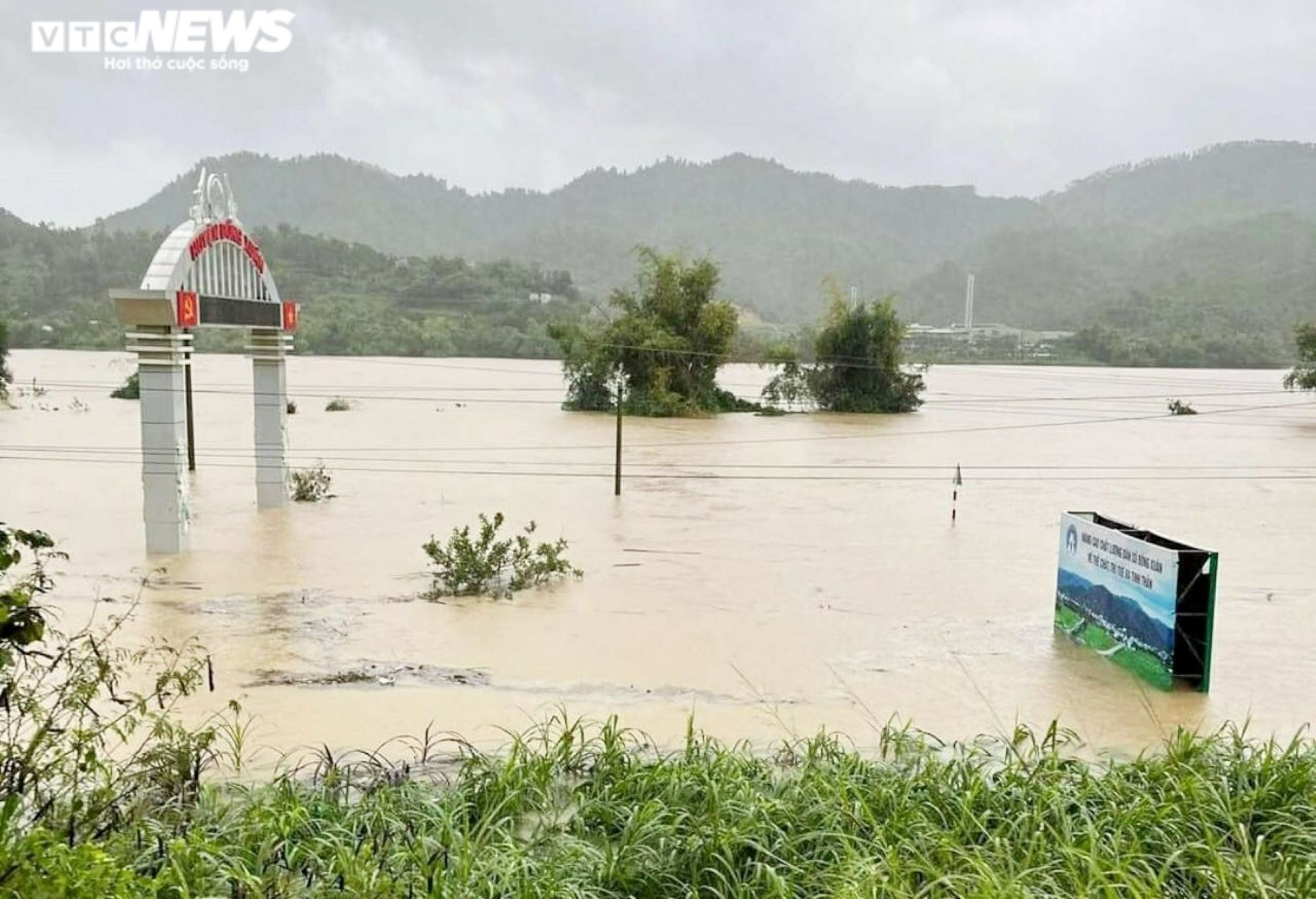 Hình ảnh ở tâm lũ Phú Yên: 10 người chết, mất tích, nhà cửa ngập sâu - 7