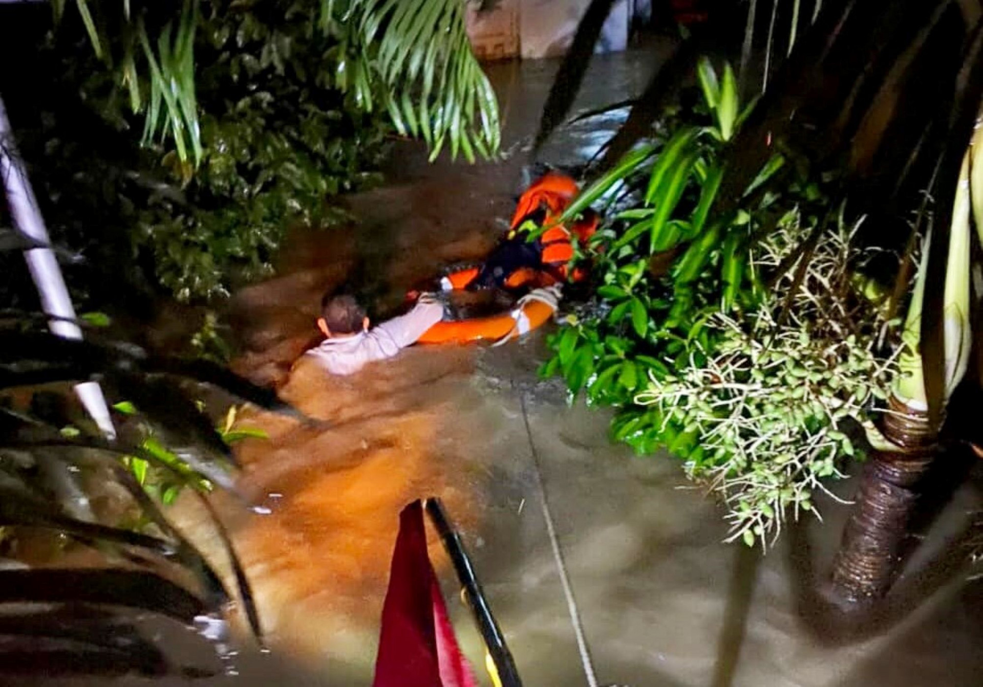 Hình ảnh ở tâm lũ Phú Yên: 10 người chết, mất tích, nhà cửa ngập sâu - 10