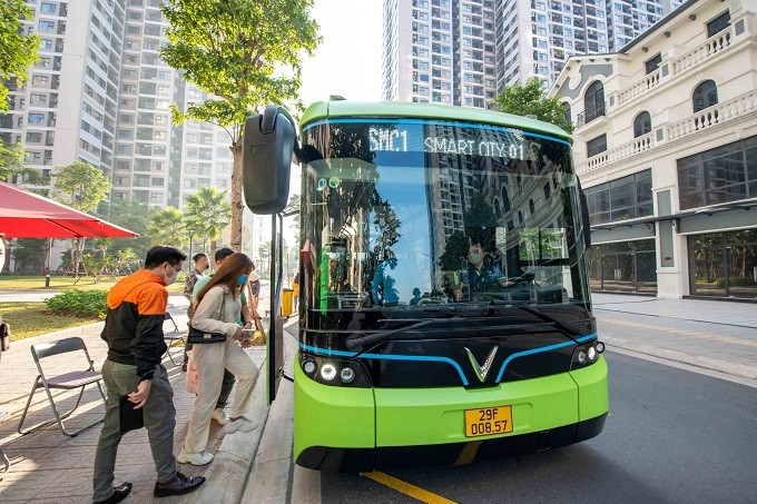 Ảnh: Những hành khách đầu tiên trải nghiệm xe buýt điện VinBus lăn bánh ở Hà Nội - 1