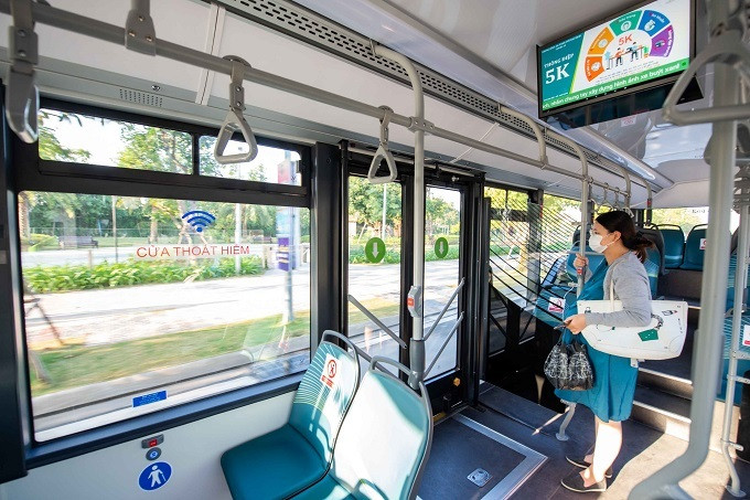 Ảnh: Những hành khách đầu tiên trải nghiệm xe buýt điện VinBus lăn bánh ở Hà Nội - 2