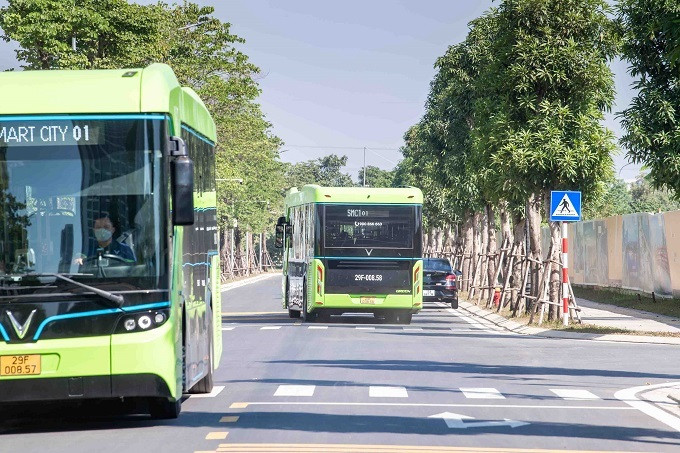 Ảnh: Những hành khách đầu tiên trải nghiệm xe buýt điện VinBus lăn bánh ở Hà Nội - 8