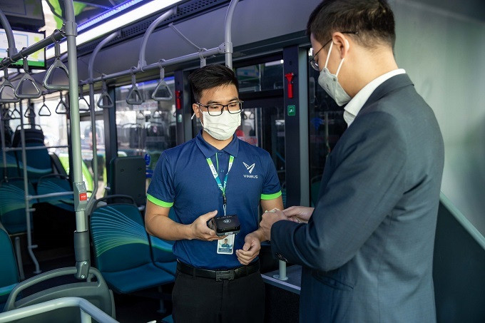 Ảnh: Những hành khách đầu tiên trải nghiệm xe buýt điện VinBus lăn bánh ở Hà Nội - 4