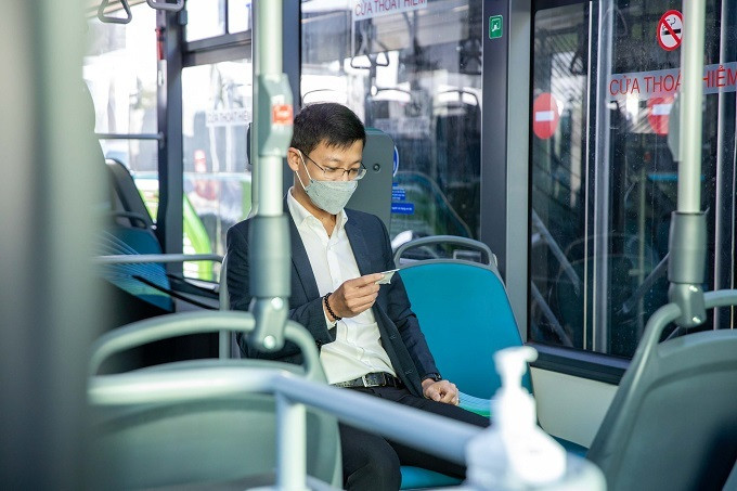 Ảnh: Những hành khách đầu tiên trải nghiệm xe buýt điện VinBus lăn bánh ở Hà Nội - 6