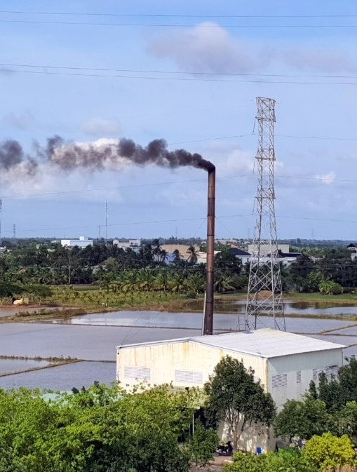 Dù hoạt động hết công suất, nhưng rác, chất thải y tế tại tỉnh Bạc Liêu vẫn còn tồn đọng. Ảnh: Nhật Hồ