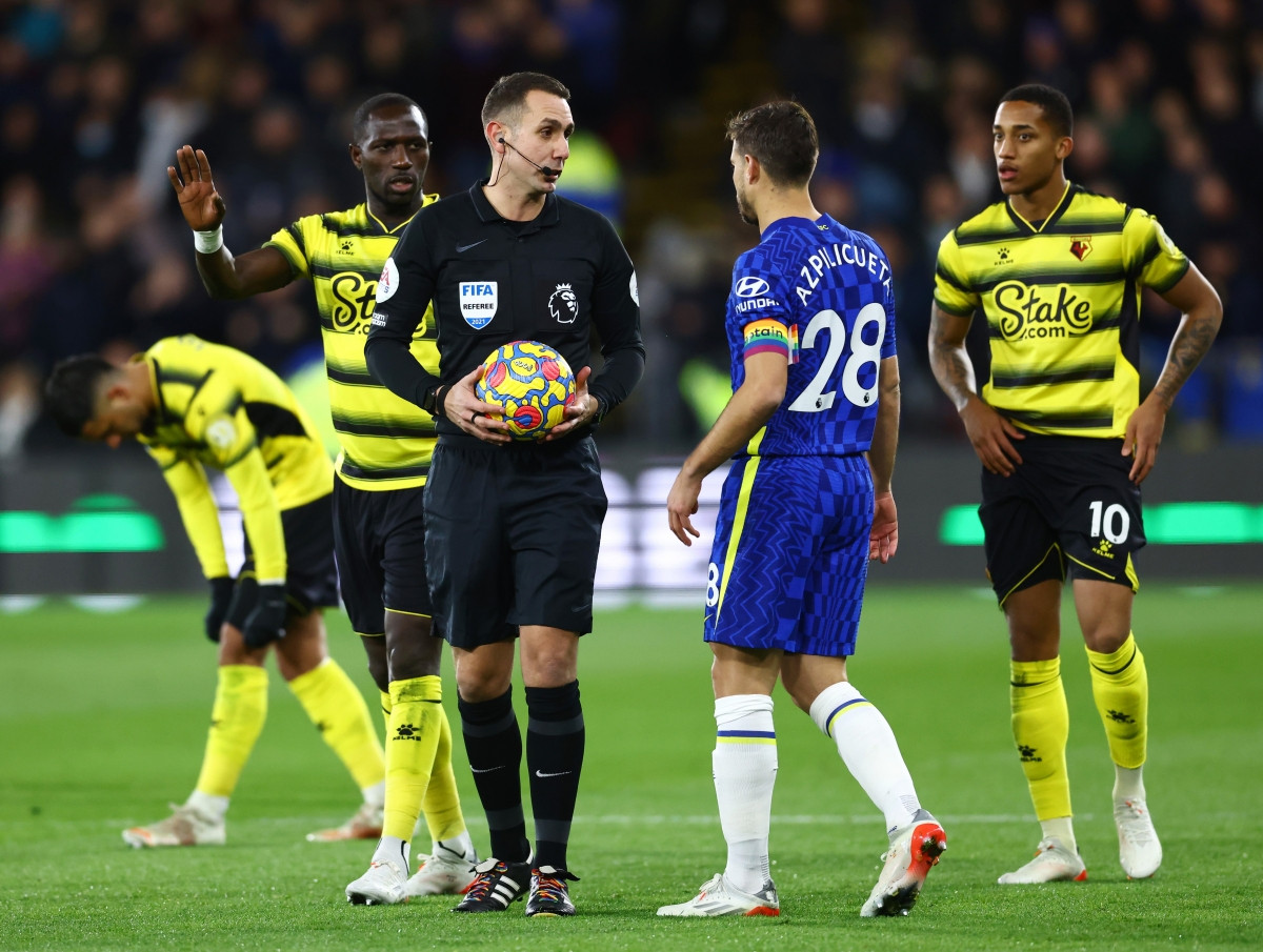 Sự cố này khiến trận đấu giữa Watford và Chelsea bị gián đoạn khoảng nửa tiếng.
