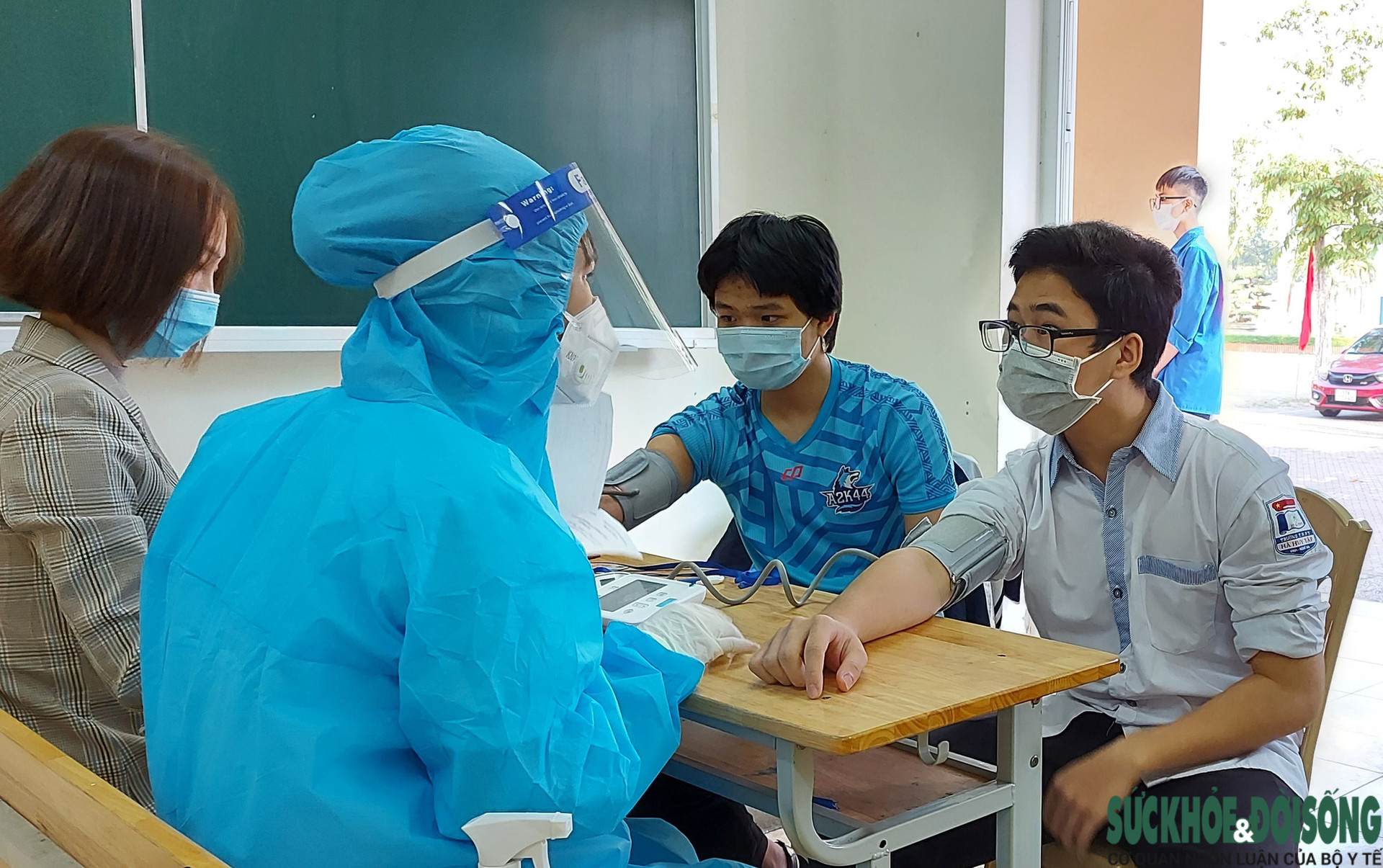99% học sinh THPT ở Nghệ An được tiêm mũi 1 phòng COVID-19 an toàn - Ảnh 2.
