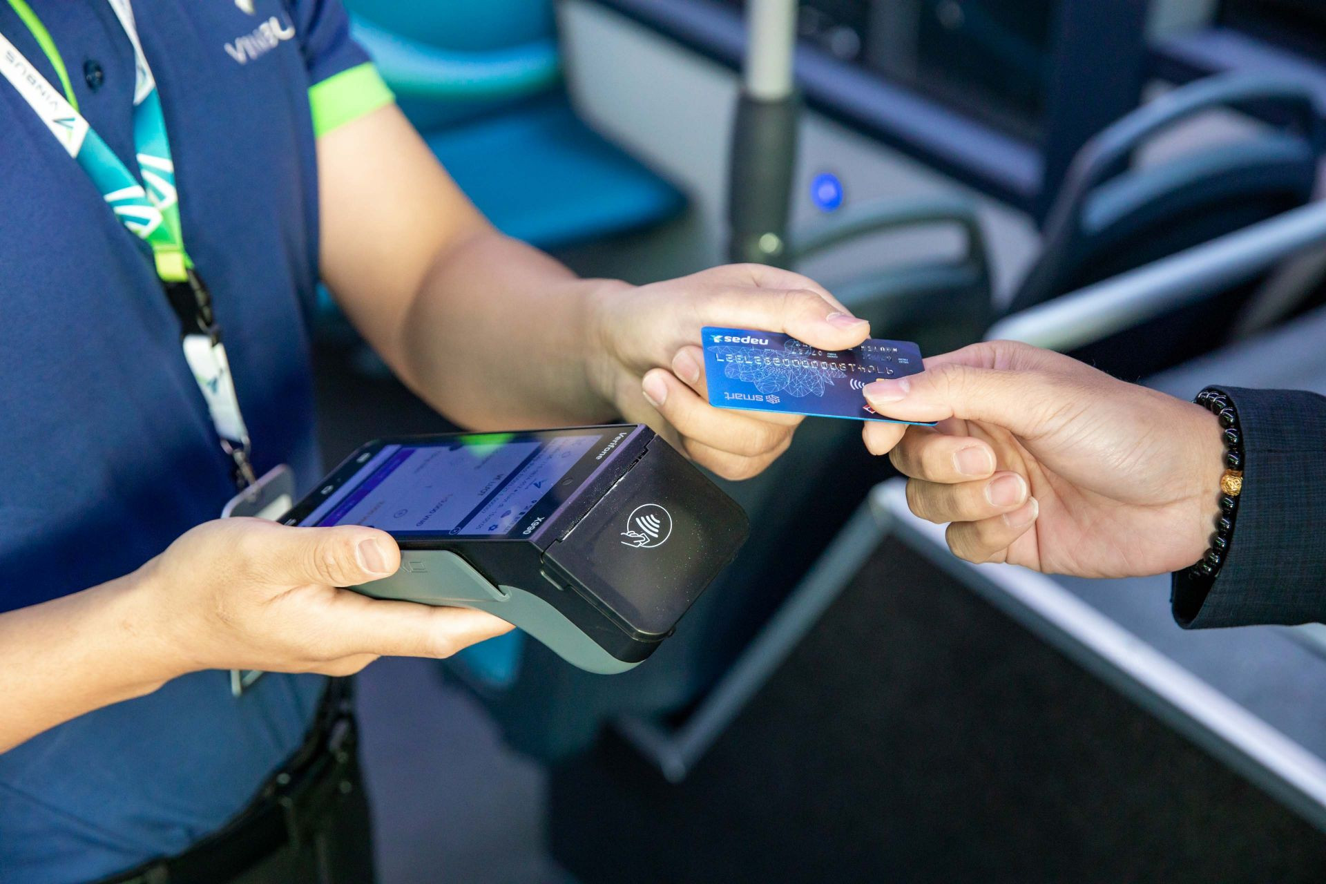 người dân Thủ đô lần đầu tiên được trải nghiệm hình thức thẻ, vé điện tử trên các tuyến xe buýt điện