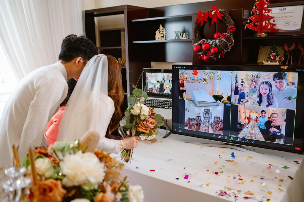 Đôi trẻ Sài Gòn làm đám cưới online kết nối bốn điểm cầu - 1