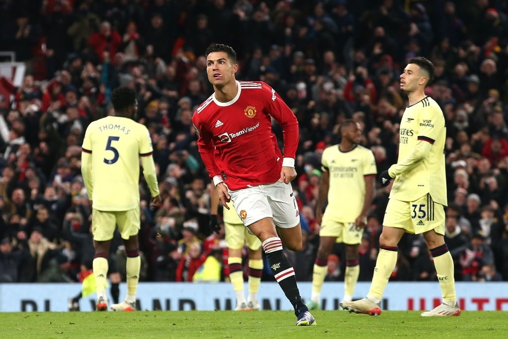 Ronaldo vượt mốc 800 bàn, Man Utd thắng kịch tính Arsenal - 2