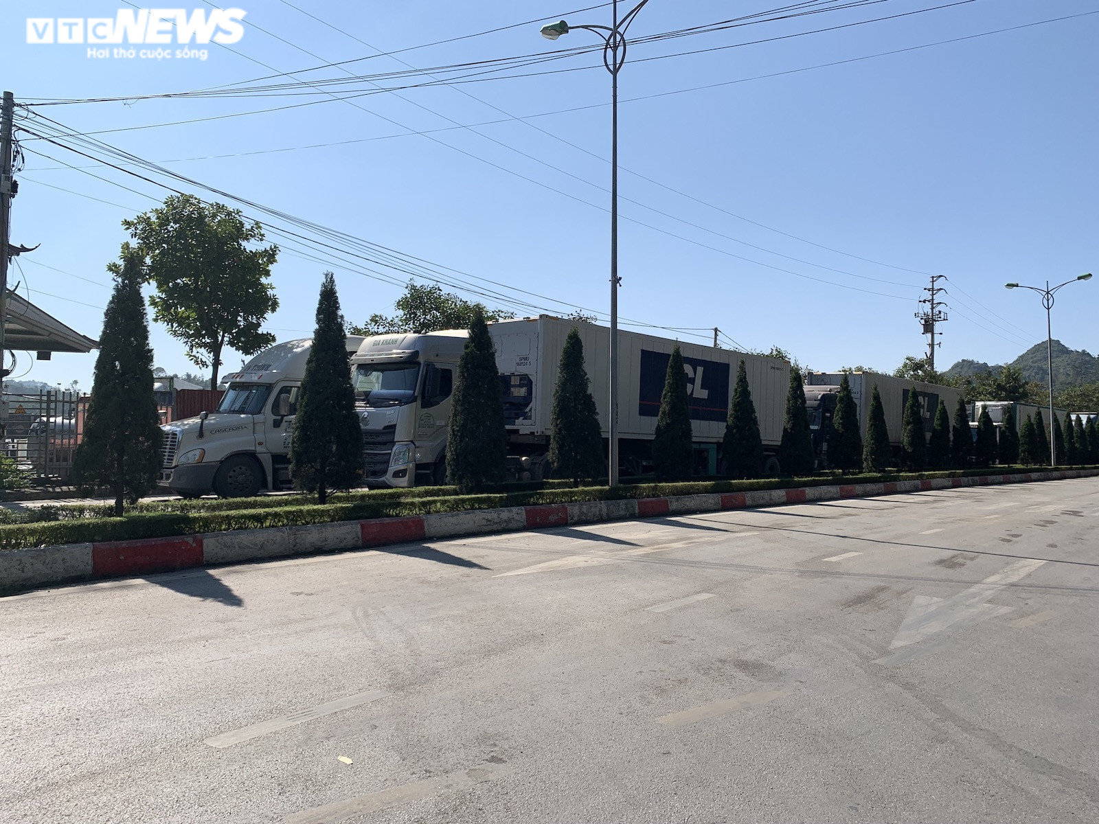 Hàng nghìn container hàng hóa ùn tắc ở cửa khẩu Lạng Sơn, tài xế vạ vật chờ đợi - 2