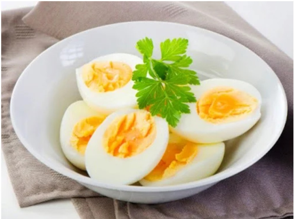 Luộc trứng nhớ cho thêm thứ này: Trứng thơm ngon, không bị nứt lại tự róc vỏ-1