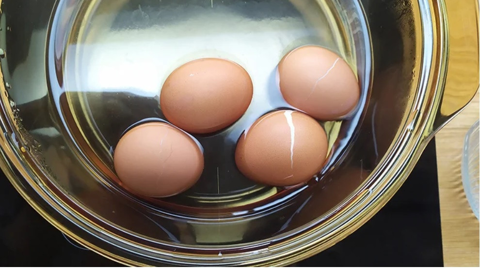 Luộc trứng nhớ cho thêm thứ này: Trứng thơm ngon, không bị nứt lại tự róc vỏ-2