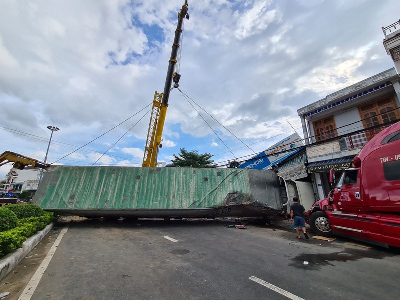 Xe container lao vào cửa hàng sắt thép rồi lật chắn ngang quốc lộ 1 - ảnh 1