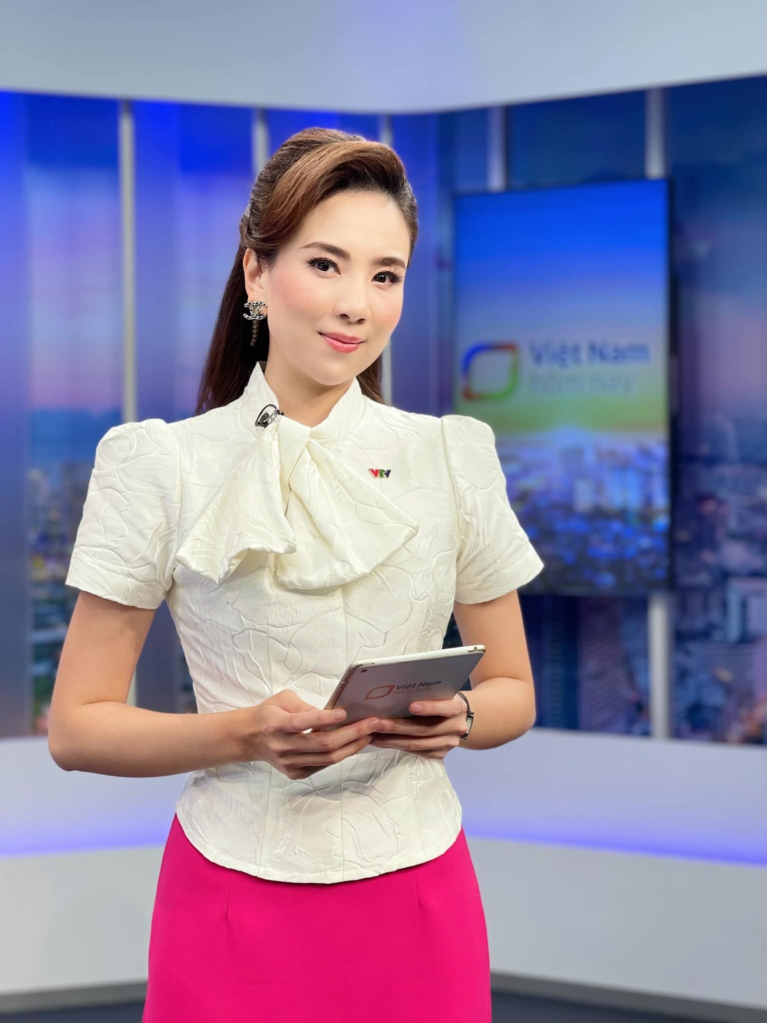 MC Mai Ngọc VTV hiếm hoi đăng ảnh chồng nhân 5 năm ngày cưới