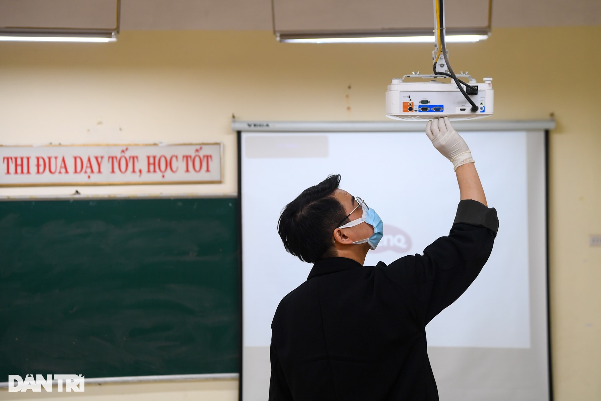 Giáo viên ở Hà Nội gấp rút dọn dẹp trường lớp, chuẩn bị đón học sinh - 10 Giáo viên ở Hà Nội gấp rút dọn dẹp trường lớp, chuẩn bị đón học sinh - 10