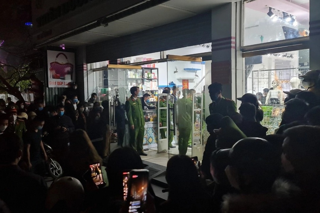 Vụ cô gái quỳ gối khóc thảm thiết: Công an khám shop thời trang trong đêm - 1 Vụ cô gái quỳ gối khóc thảm thiết: Công an khám shop thời trang trong đêm - 1