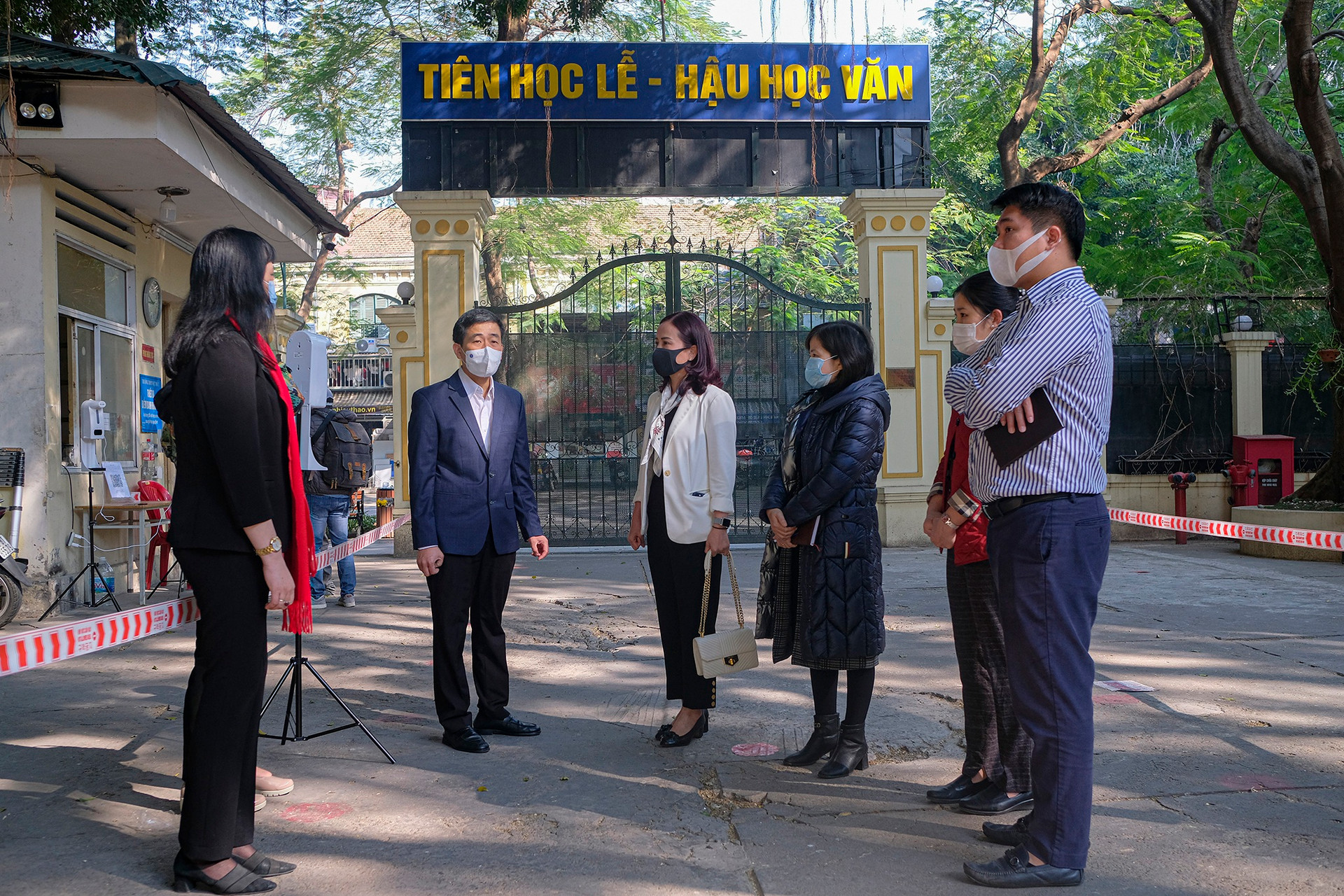 Giáo viên ở Hà Nội gấp rút dọn dẹp trường lớp, chuẩn bị đón học sinh - 15