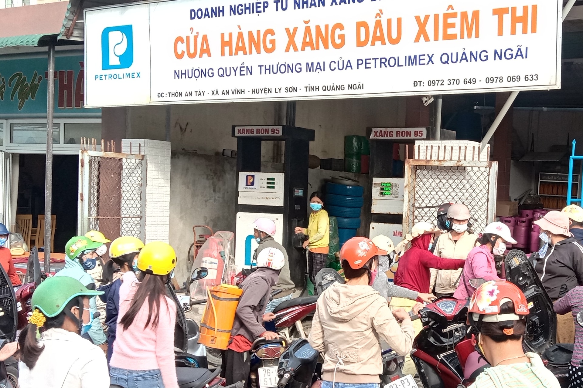 Bị cô lập vì biển động, Lý Sơn cạn kiệt nguồn xăng dầu - 1