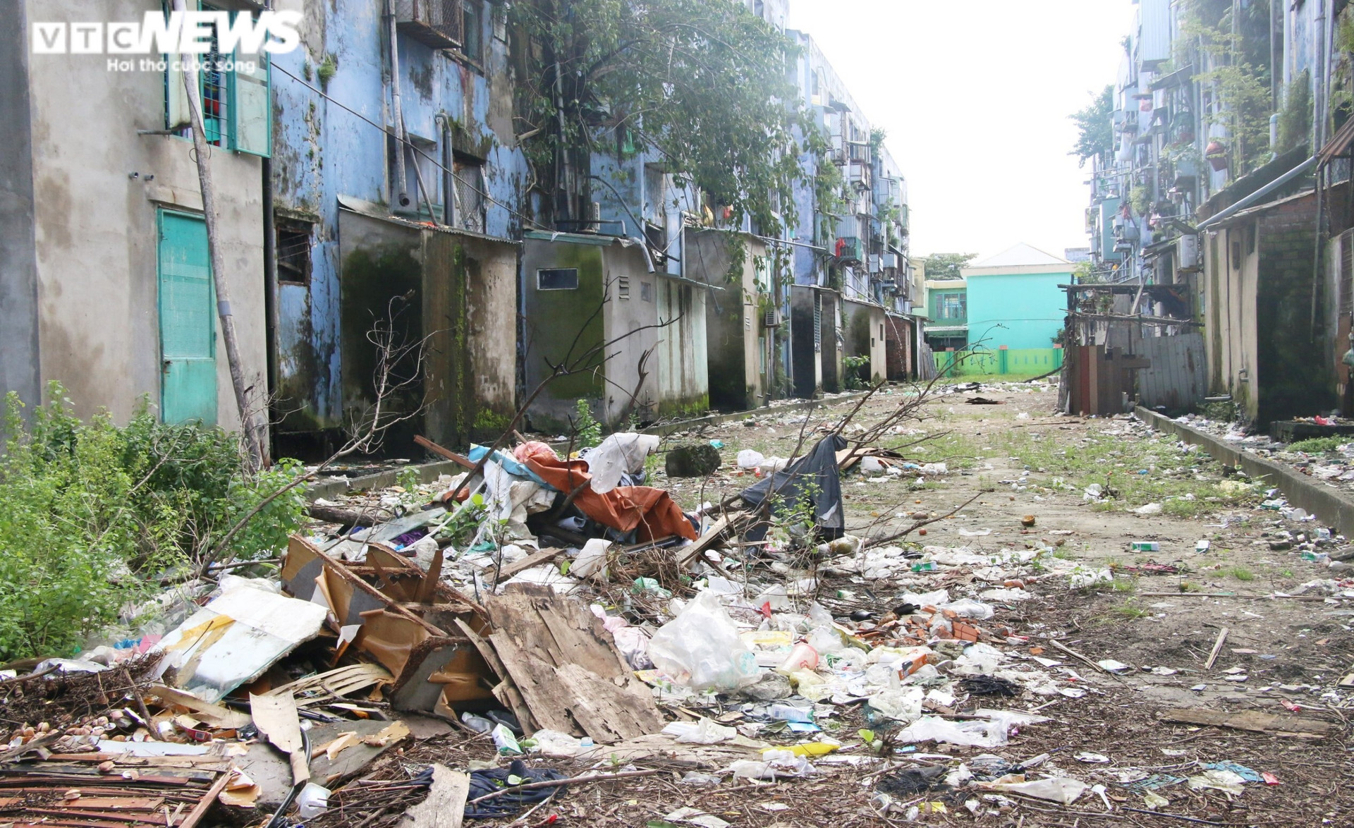 Đà Nẵng: Hàng trăm hộ dân sống thấp thỏm trong khu chung cư tàn tạ như ổ chuột - 7