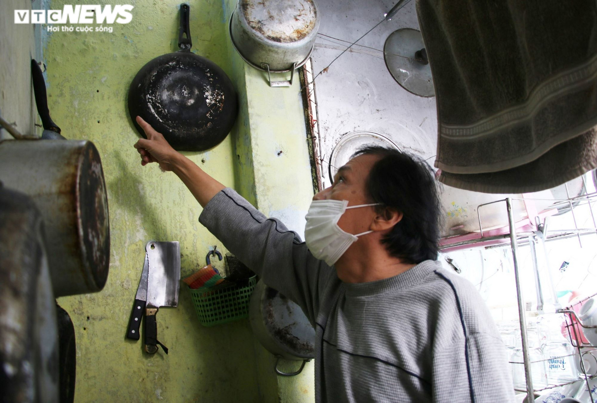 Đà Nẵng: Hàng trăm hộ dân sống thấp thỏm trong khu chung cư tàn tạ như ổ chuột - 6