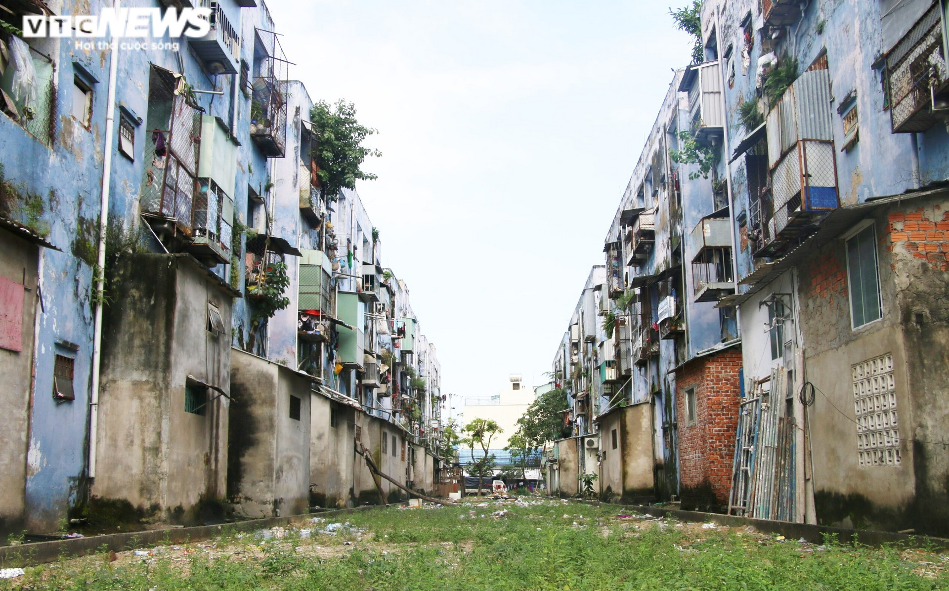 Đà Nẵng: Hàng trăm hộ dân sống thấp thỏm trong khu chung cư tàn tạ như ổ chuột - 1