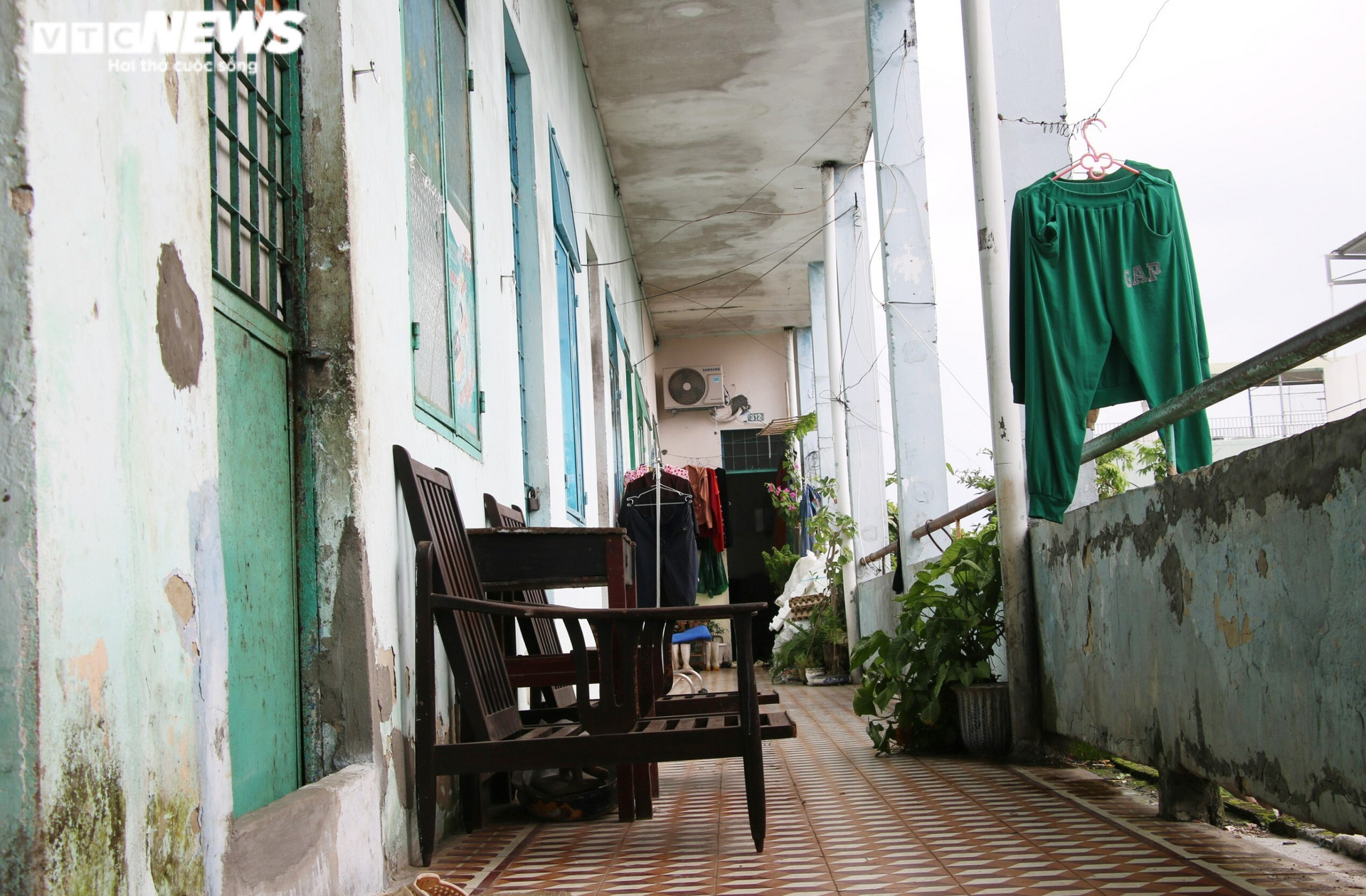 Đà Nẵng: Hàng trăm hộ dân sống thấp thỏm trong khu chung cư tàn tạ như ổ chuột - 9