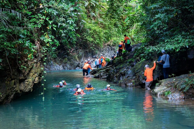 Du khách thích thú đu dây vượt thác cao hơn 50 m giữa rừng già ở Quảng Bình - 7
