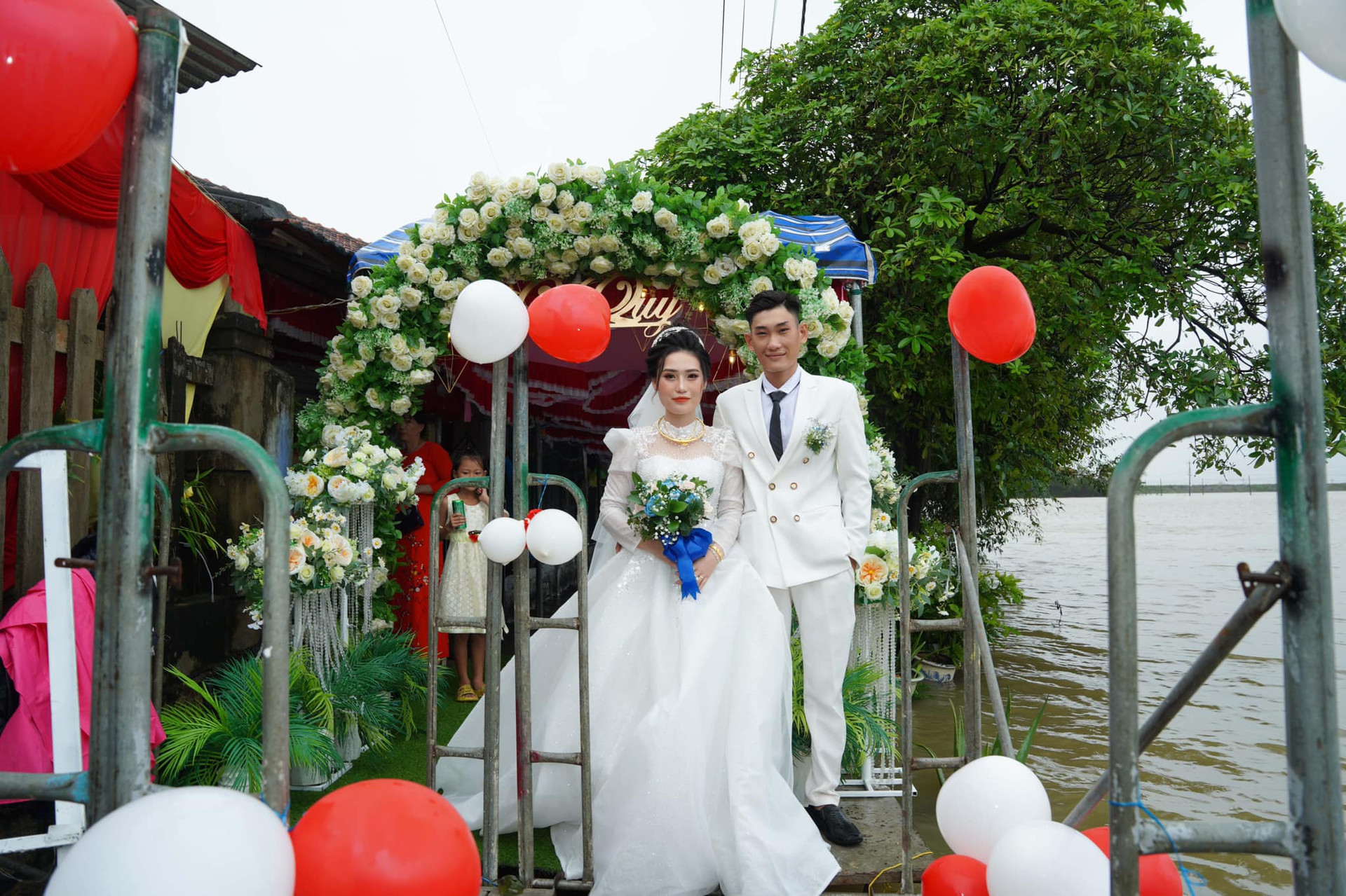 Đám cưới mùa lũ: Chú rể Phú Yên xuyên đêm dựng giàn giáo vào nhà cô dâu - 1