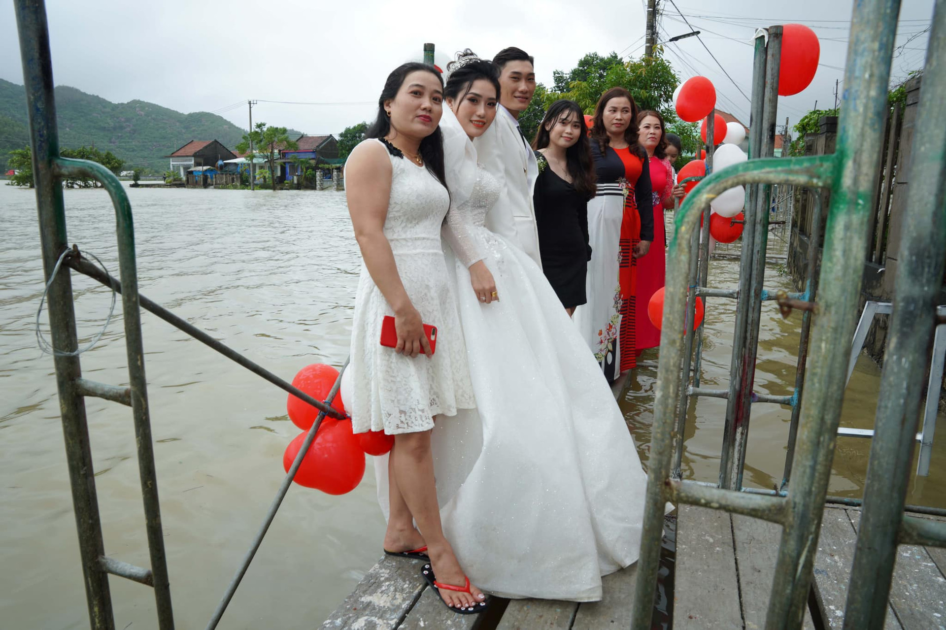 Đám cưới mùa lũ: Chú rể Phú Yên xuyên đêm dựng giàn giáo vào nhà cô dâu - 2