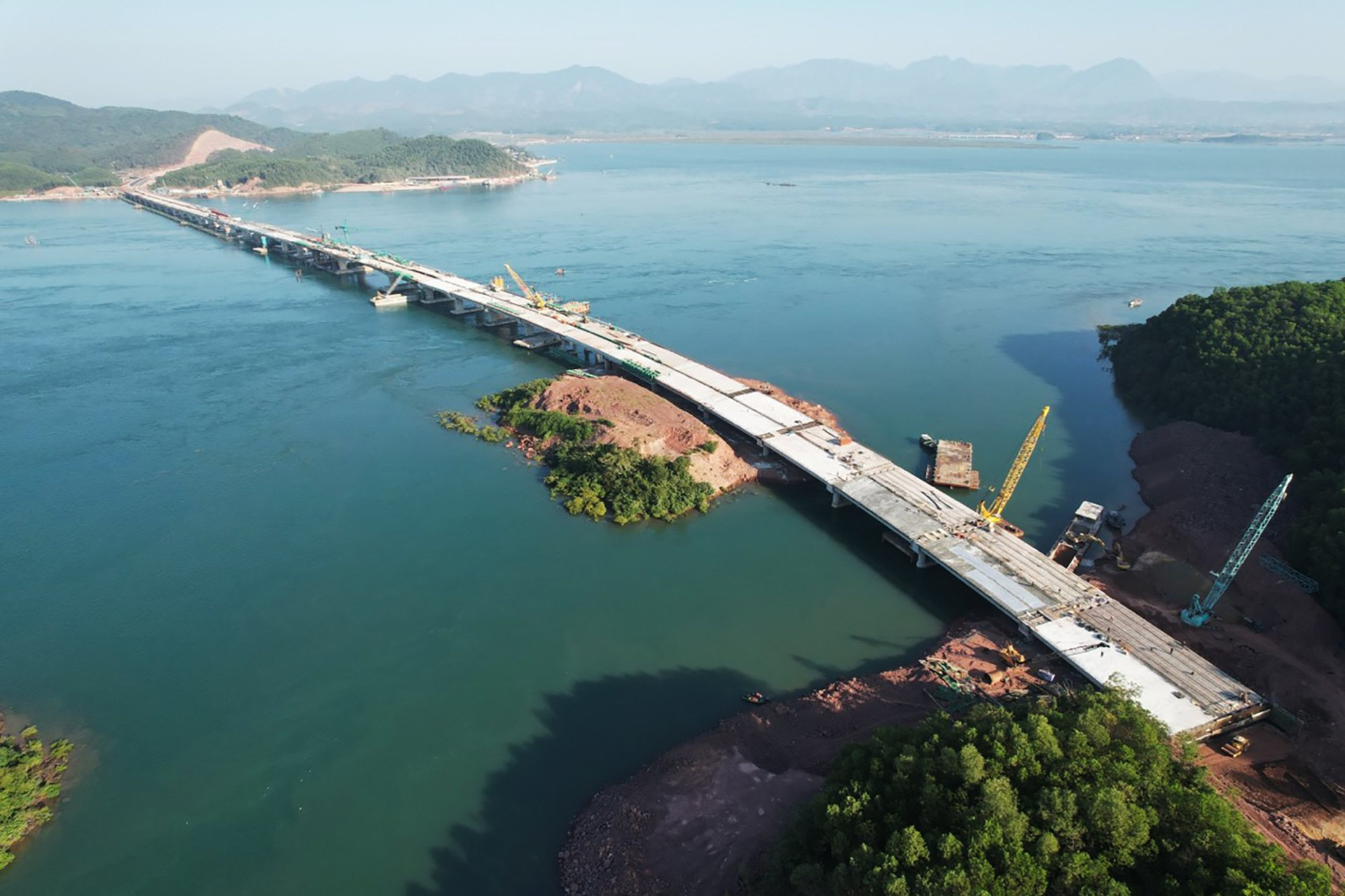 Hợp long công trình cầu vượt biển dài nhất Quảng Ninh - 3