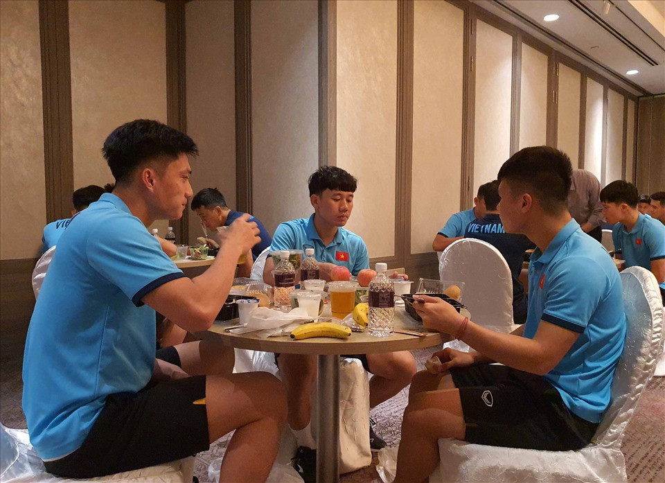 Một bữa ăn của đội tuyển Việt Nam tại khách sạn Grand Mercure Roxy (Singapore). Ảnh: VFF
