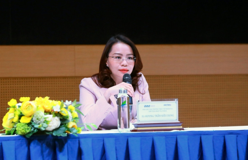 Bà Hương Trần Kiều Dung, Phó Chủ tịch thường trực FLC kiêm Chủ tịch FLC Faros giải đáp các câu hỏi của báo chí
