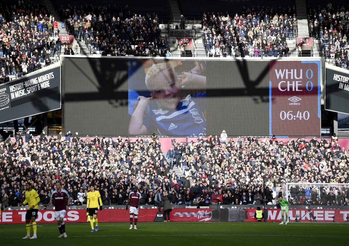 Các khán giả trên sân London đứng dậy vỗ tay ở phút thứ 6 trận West Ham gặp Chelsea. (Ảnh: Reuters)