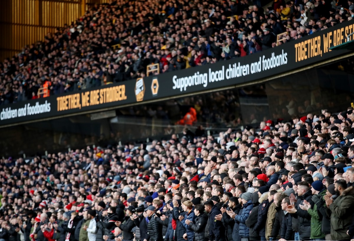 Các khán giả trên sân Molineux cũng có hành động tương tự ở phút thứ 6 trận Wolves gặp Liverpool. (Ảnh: Reuters)