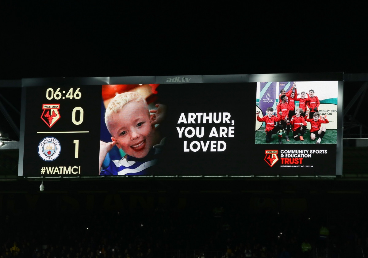 Trận đấu giữa Watford và Man City gửi thông điệp tưởng nhớ Arthur. (Ảnh: Reuters)