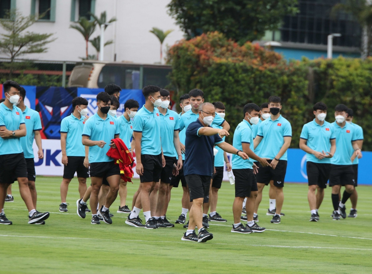 Do các đội bóng tham dự AFF Cup 2020 không được tập luyện trên sân thi đấu để đảm bảo chất lượng mặt cỏ, nên ĐT Việt Nam đã liên hệ với ban tổ chức để bố trí chuyến tham quan sân Bishan.