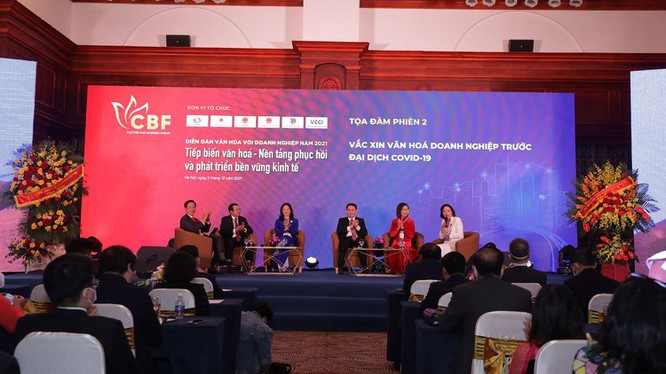 Các diễn giả thảo luận tại Diễn đàn quốc gia thường niên Văn hoá với doanh nghiệp 2021