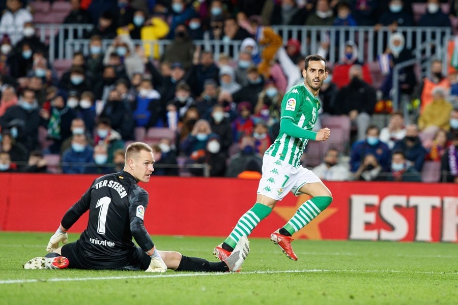 Thua sốc Betis, Barcelona xa dần top 4