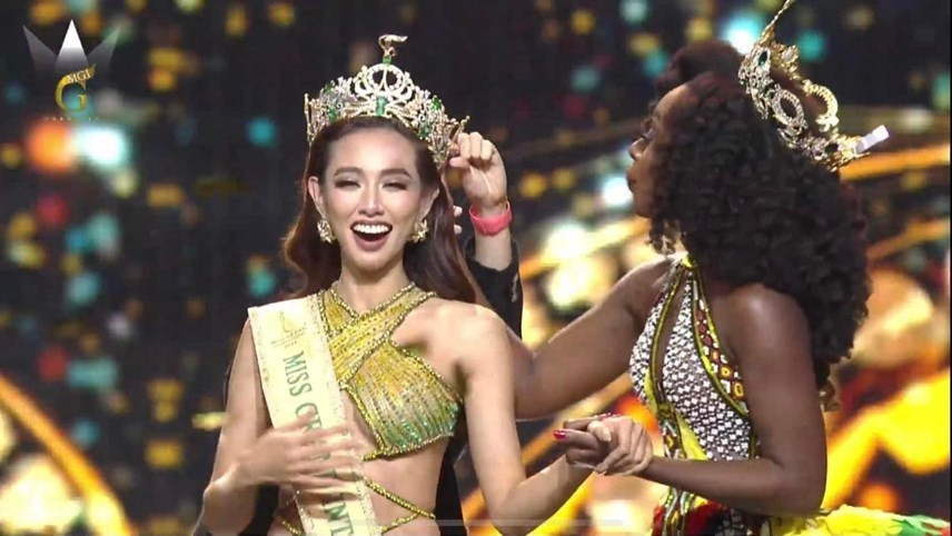Showbiz Việt phát sốt khi Thuỳ Tiên đăng quang Hoa hậu Hoà bình Quốc tế 2021