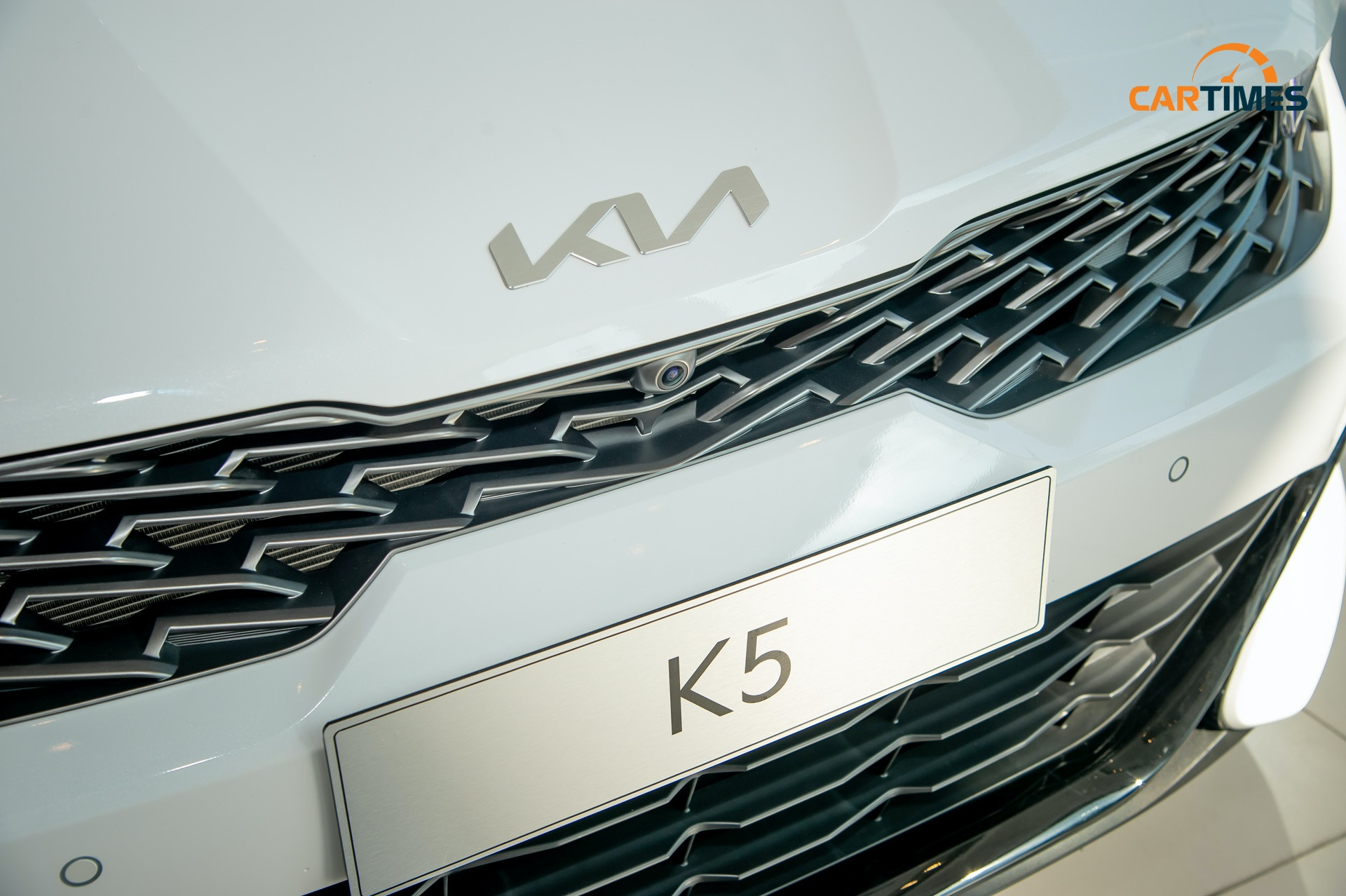 Lưới tản nhiệt và logo mới trên Kia K5 2022