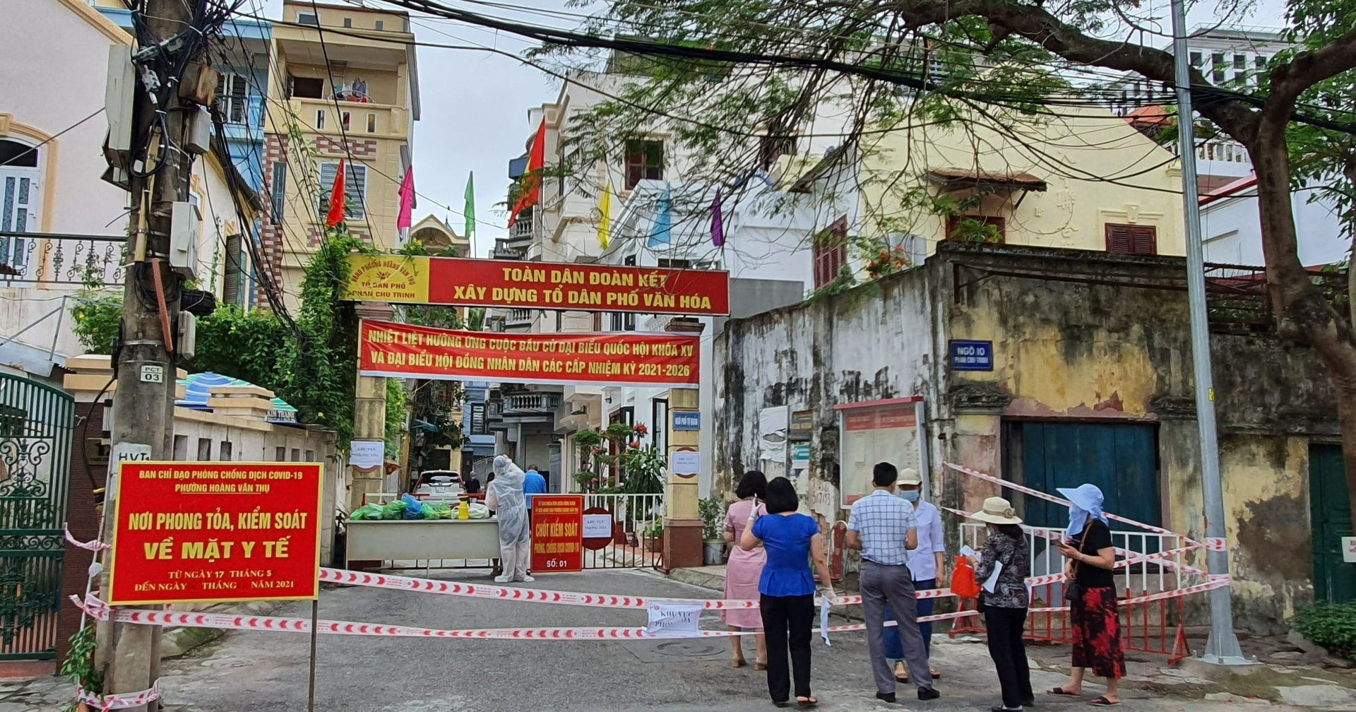 Hải Phòng hỏa tốc đi từng ngõ, gõ từng nhà vì xuất hiện ổ dịch nóng - 2 Hải Phòng hỏa tốc đi từng ngõ, gõ từng nhà vì xuất hiện ổ dịch nóng - 2