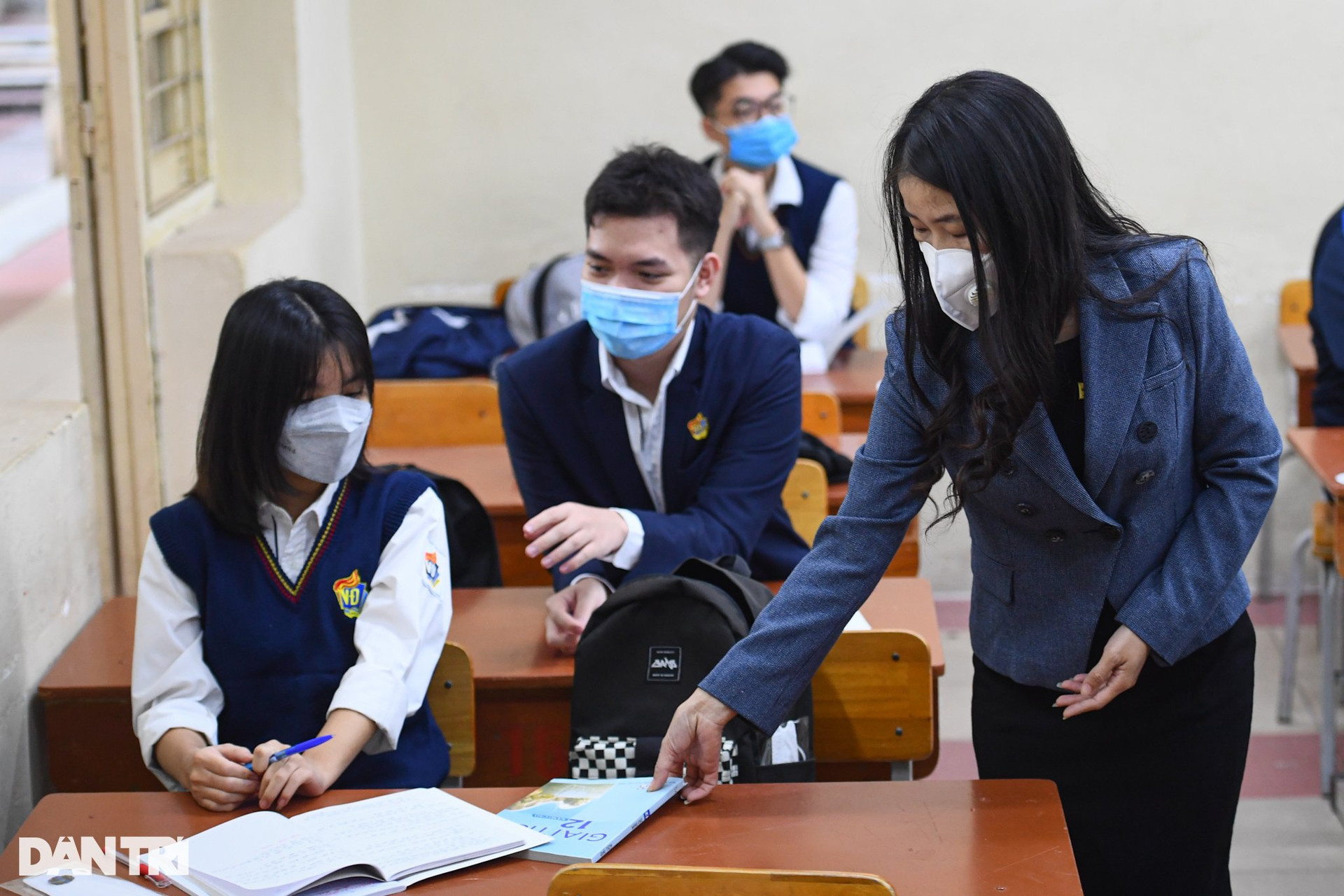 Học sinh lớp 12 ở Hà Nội bồi hồi, lo lắng trong ngày đầu trở lại trường - 12