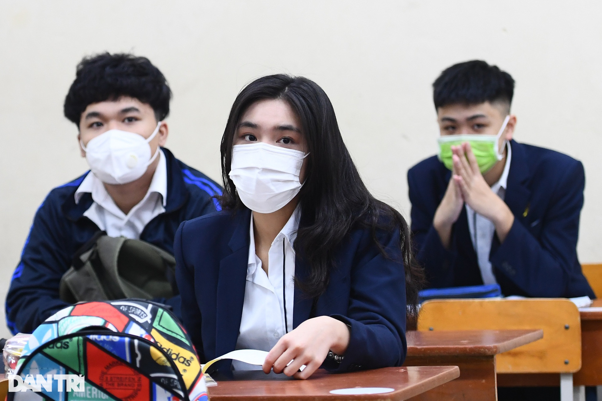 Học sinh lớp 12 ở Hà Nội bồi hồi, lo lắng trong ngày đầu trở lại trường - 10