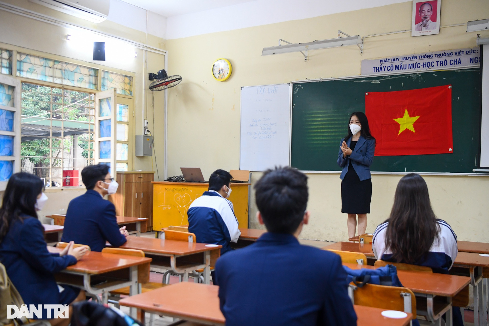 Học sinh lớp 12 ở Hà Nội bồi hồi, lo lắng trong ngày đầu trở lại trường - 9
