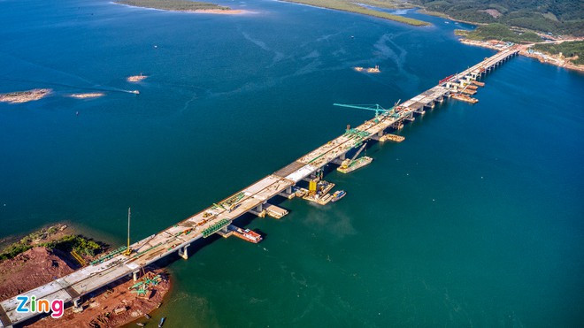 Cận cảnh cầu vượt biển dài 1.500m vừa hợp long ở Quảng Ninh - 1