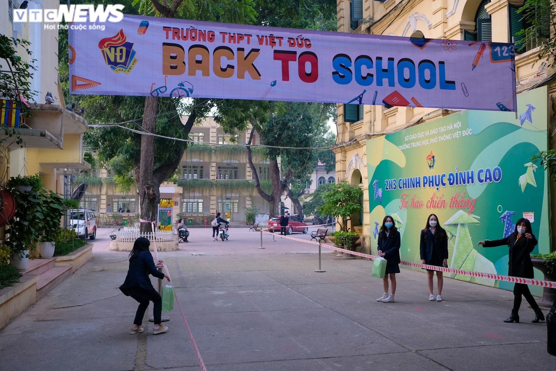 Học sinh lớp 12 Hà Nội ngày đầu đi học sau 7 tháng nghỉ dịch, chào cờ tại lớp - 3