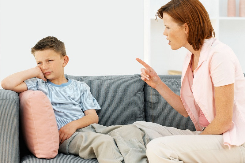 Cha mẹ có thể chọn cách tạm thời không nói bất cứ điều gì.