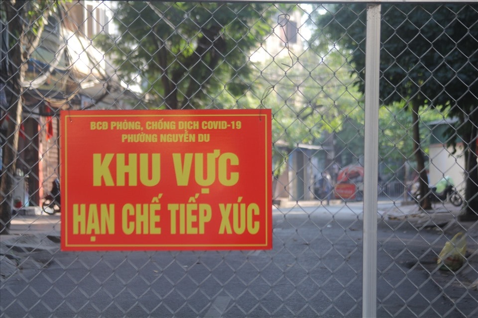 Phố Vũ Hữu Lợi thường xuyên có người túc trực tại điểm chốt.