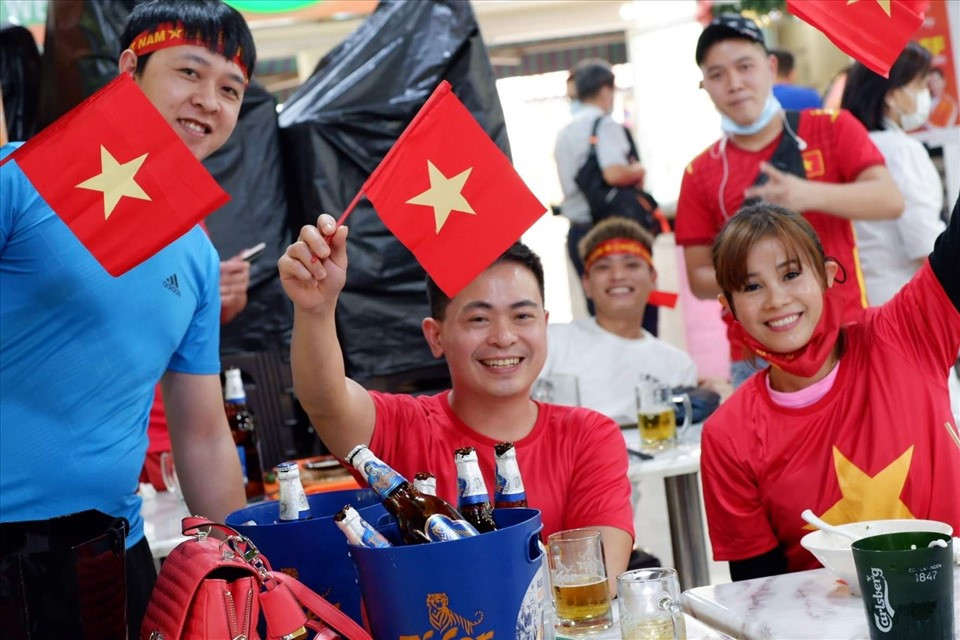 Hội cổ động viên Việt Nam đã chuẩn bị sẵn sàng để cổ vũ đội tuyển trong trận đấu sắp tới. Ảnh: Kim Atomy