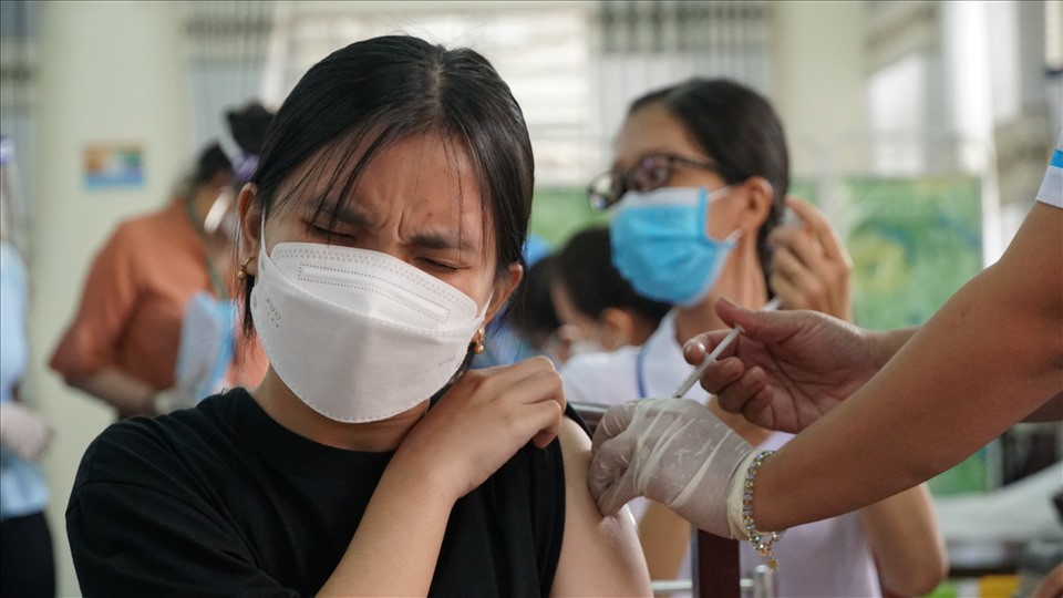 Trẻ em tiêm vaccine phòng COVID-19. Ảnh: Tạ Quang.